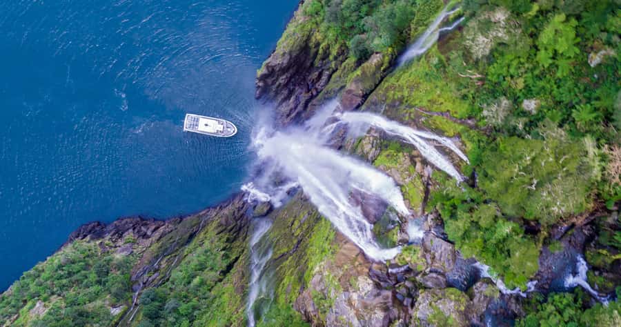 Queenstown: Milford Sound Small-Group Tour w Cruise & Lunch - Starting beside Lake Wakatipu and the Devil’s Staircase
