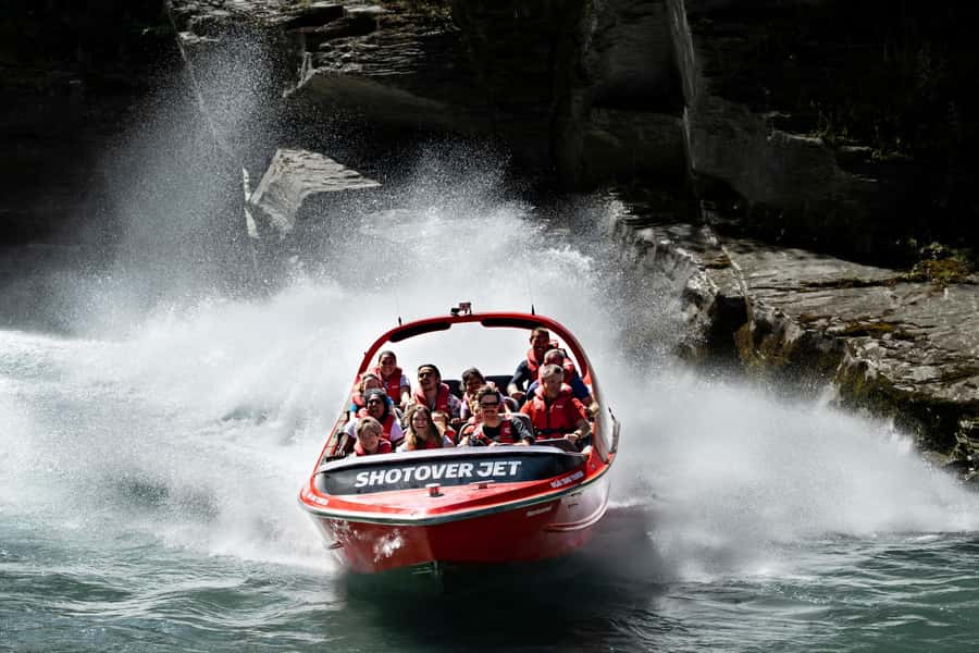Queenstown: Shotover River Extreme Jet Boat Experience - What happens during the 25-minute ride
