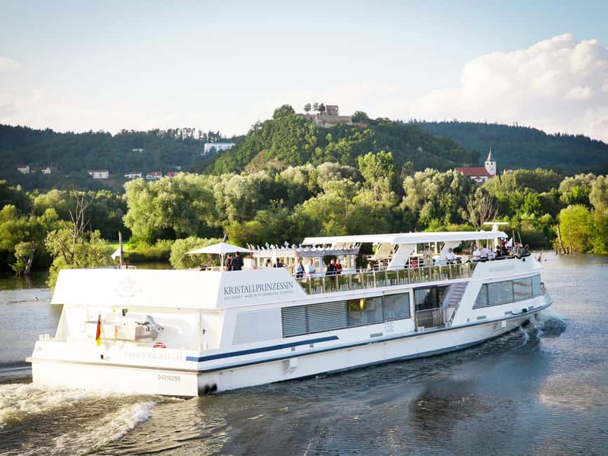 Regensburg: Sightseeing Boat Tour to Walhalla - What to expect from the crew and commentary