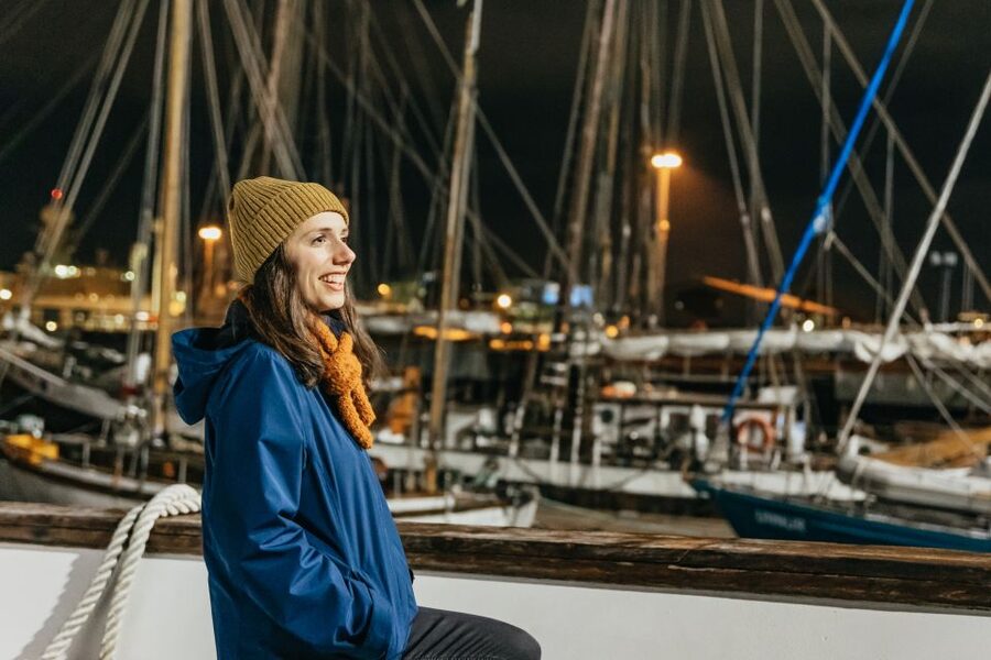 Reykjavik: Northern Lights Yacht Tour - The bar and lounge make the waiting easier