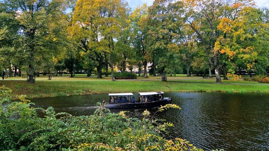 Riga: Canal Boat Tour with Drink & Old Town Audio Tour - Why this 50-minute Riga cruise works so well
