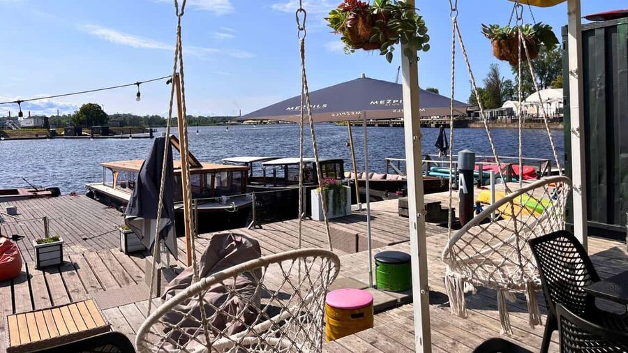Riga: Canal Boat Tour with Drink & Old Town Audio Tour - What the drink adds to the experience