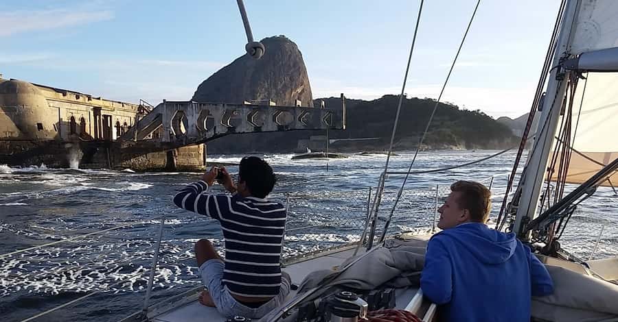 Rio de Janeiro: Guanabara Bay Sunset Sailing Tour & Drinks - Drinks, snacks, and the social side of the boat