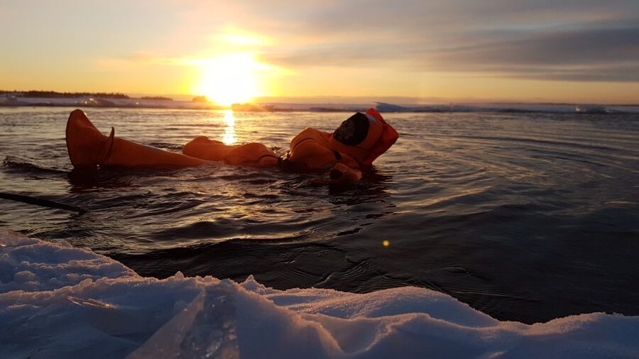 Rovaniemi: Icebreaker Cruise with Ice Floating and Transfer - Food and warmth on a long winter day