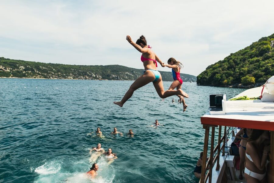 Rovinj: Sunset Cruise with Swim Stop, Drinks, and Fruits - Fruit, cookies, and an easygoing family atmosphere