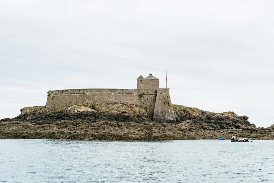 Saint-Malo: Guided Boat Tour with Local Captain - The one-hour route: Dinard, villas, and the city walls