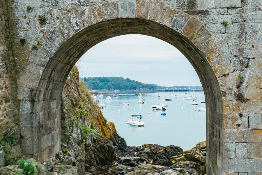 Saint-Malo: Guided Boat Tour with Local Captain - What the major sights mean from the water