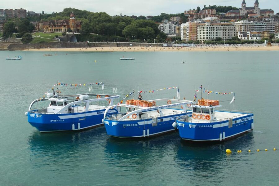 San Sebastian: Boat Tour with Stop at Santa Clara - The QR audio guide and what to expect onboard