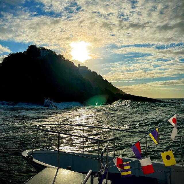 San Sebastian: Sustainable Catamaran Cruise with Audio Guide - Miramar Palace and the final sweep of La Concha