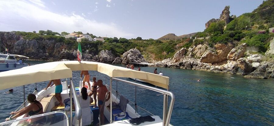 San Vito Lo Capo: Boat Trip with 3 Swimming Stops and Snacks - The crew and the language question