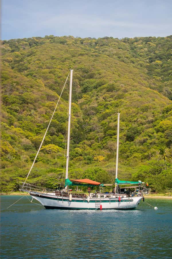 Santa Marta: Sailboat day tour to Tayrona Park - The ride past Taganga, Granate Bay, and Aguja Island