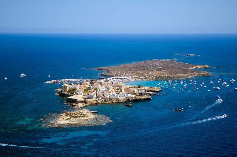 Santa Pola: Return Taxi Boat Ticket to Tabarca Island - At Santa Pola port, arrive early and find the yellow seller