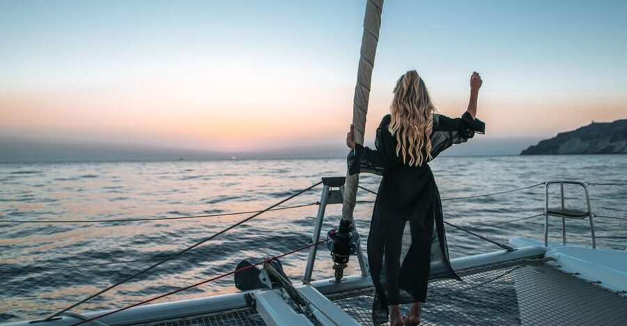 Santorini: Catamaran Cruise with Meal & Open Bar - The crew makes the difference