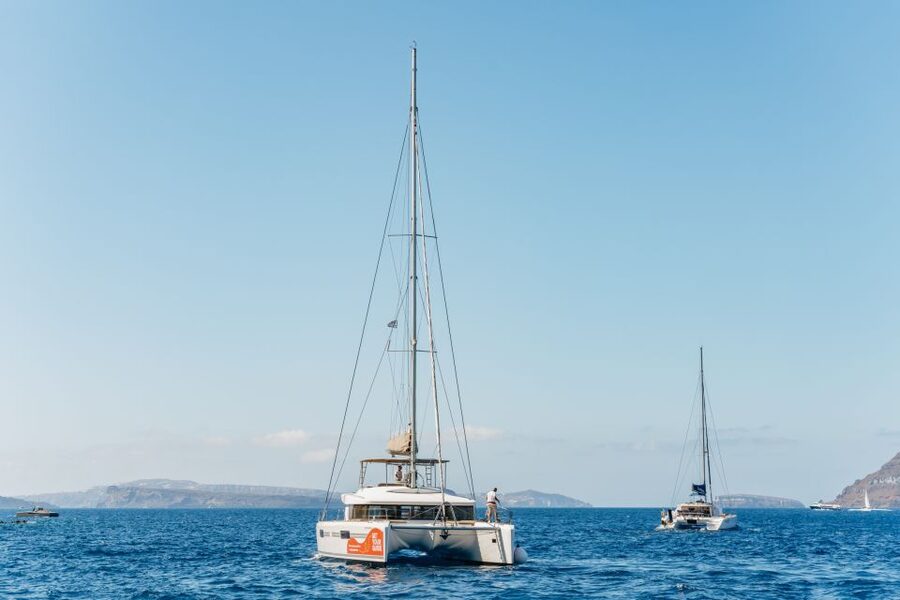 Santorini: Luxury Catamaran Day Trip with Meal and Open Bar - Why seeing Santorini from the caldera matters