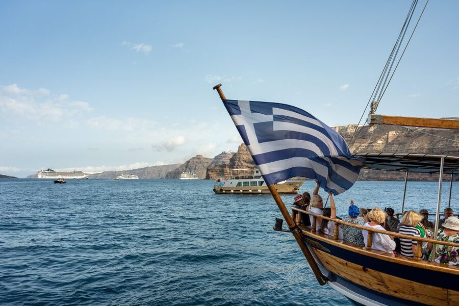 Santorini: Volcanic Islands Cruise with Hot Springs Visit - Who should book this cruise?