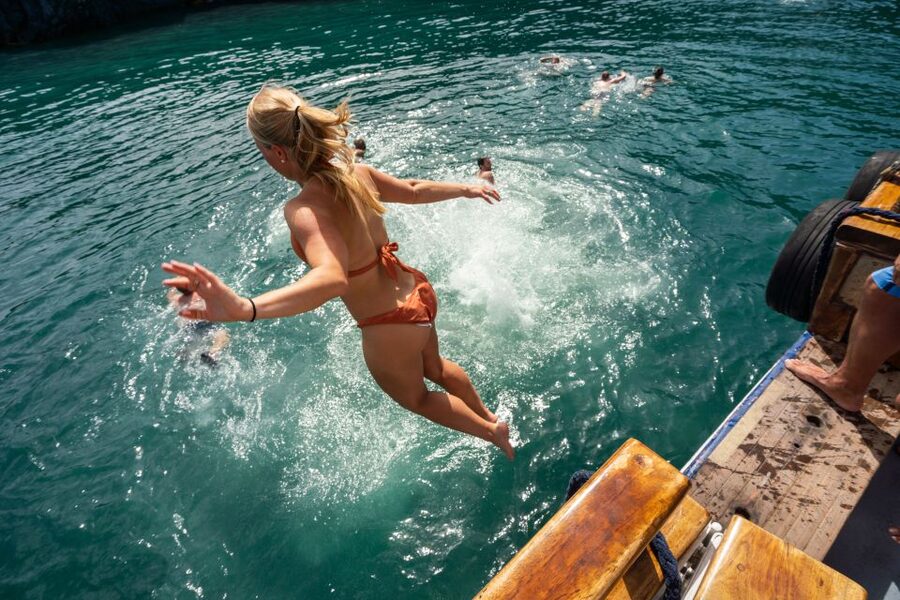 Santorini: Volcanic Islands Cruise with Hot Springs Visit - Starting at Athinios or Fira’s Old Port