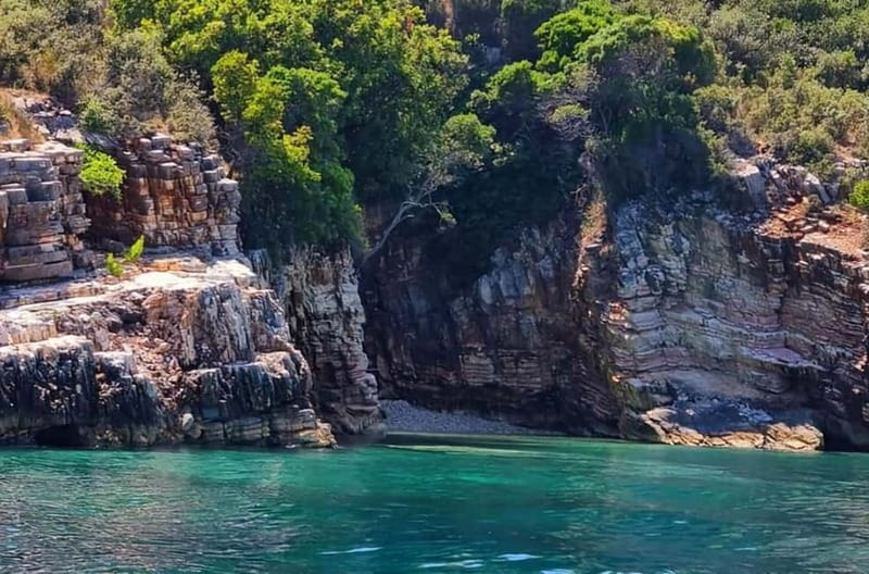 Sarandë: Boat Tour at Kroreza & Hidden Caves with Snorkeling - Finding the boat in central Sarandë
