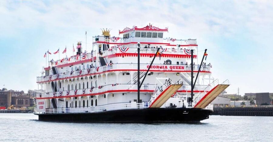 Savannah: Sightseeing Lunch Cruise - Lunch brings Southern comfort food to the table