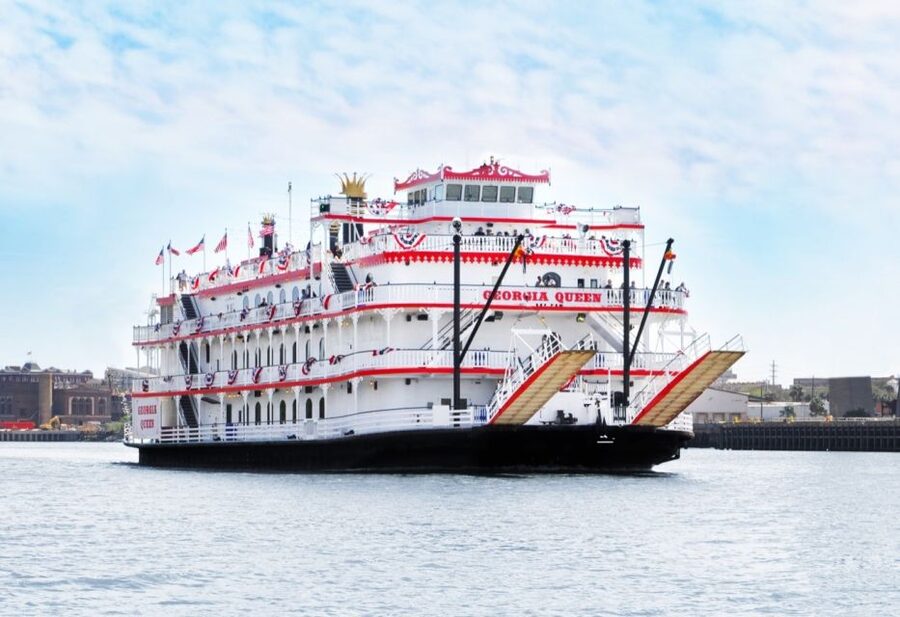 Savannah: Sightseeing Lunch Cruise - The first stretch shows Savannah as a working port