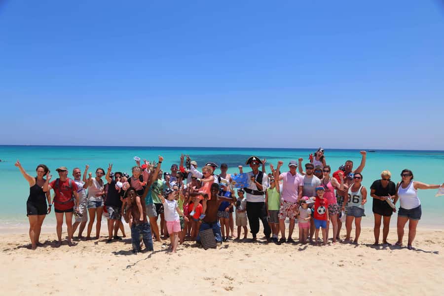 Sharm El-Sheikh: Luxury Ras Mohammed & White Island Cruise - Your first guided snorkeling stop
