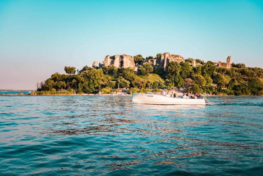 Sirmione: Sunset Boat Cruise with Local Wine - Grotte di Catullo From the Water