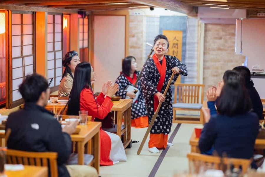 Tokyo: Yakatabune Dinner Cruise with Japanese Show & Drinks - Why a yakatabune is a fine way to see Tokyo at night