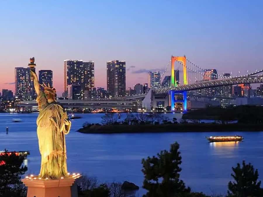 Tokyo: Yakatabune Dinner Cruise with Japanese Show & Drinks - The hosts make the evening easier