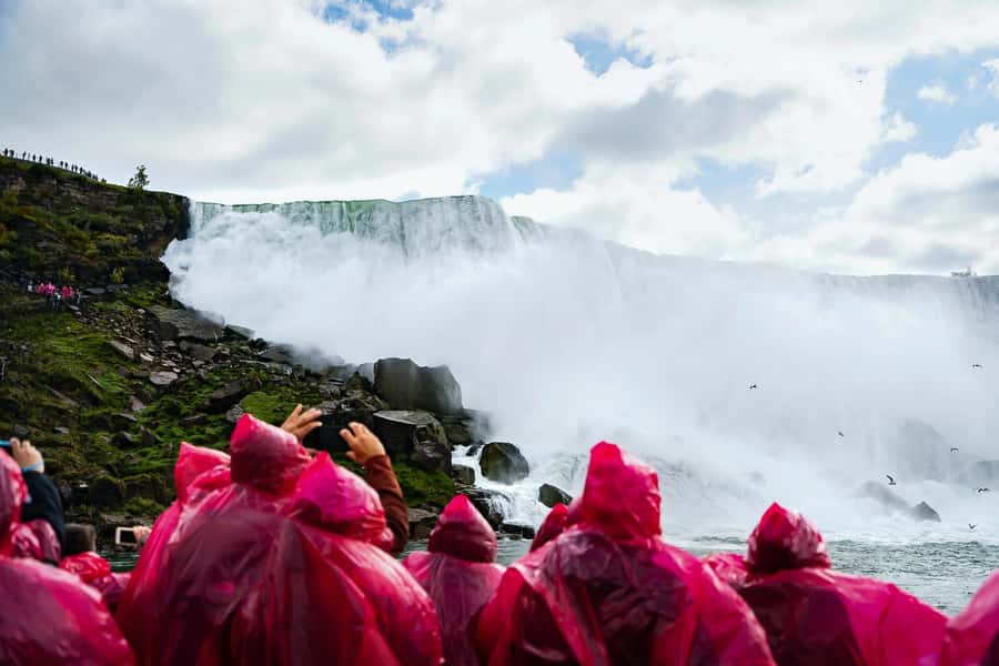 Toronto: Falls Day Tour with Boat Cruise & Niagara-the-Lake - Guides, timing, and the feel of the day