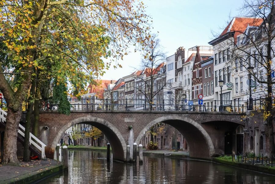 Utrecht: City Canal Cruise - Descending to the Oudegracht