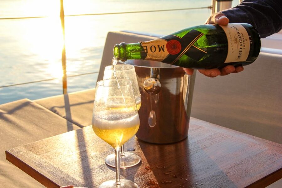 Venice: Catamaran Sunset Jazz Cruise with Aperitivo - The aperitivo: good drinks and small Venetian bites
