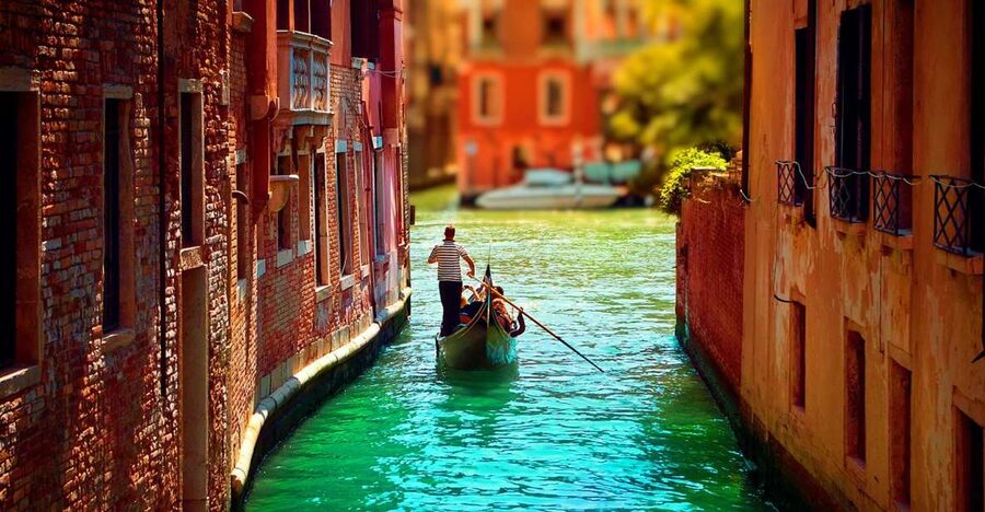 Venice: Private Gondola Cruise for up to 5 Passengers - Daylight or evening: choosing the right mood