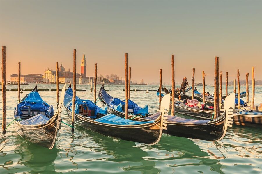 Venice: Private Gondola Cruise for up to 5 Passengers - No serenade, no lecture, and no guaranteed commentary