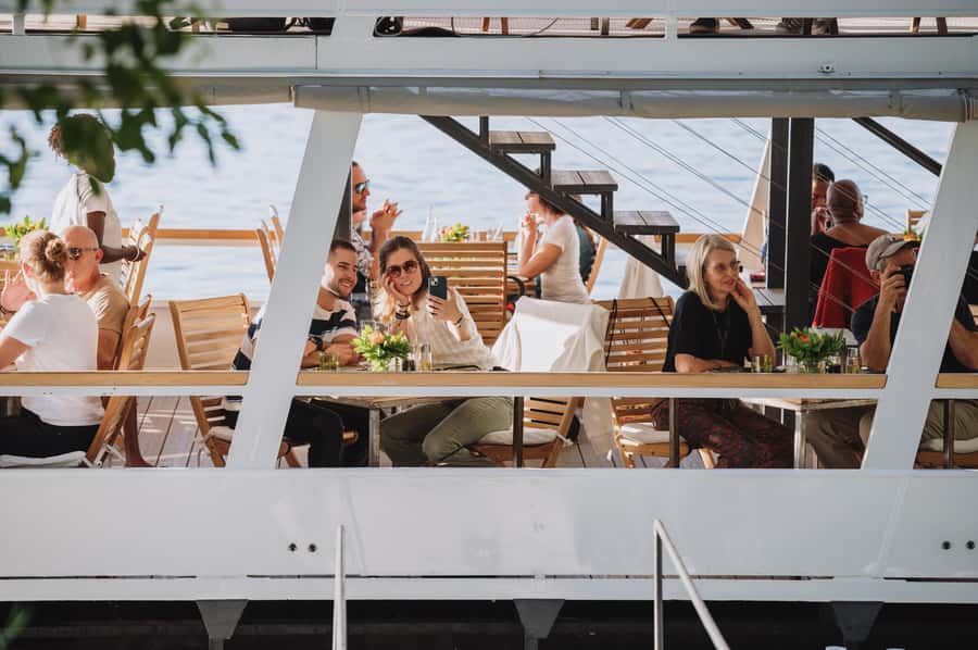Victoria Falls: Dinner Cruise on the Zambezi River - Service, celebrations, and the human touch