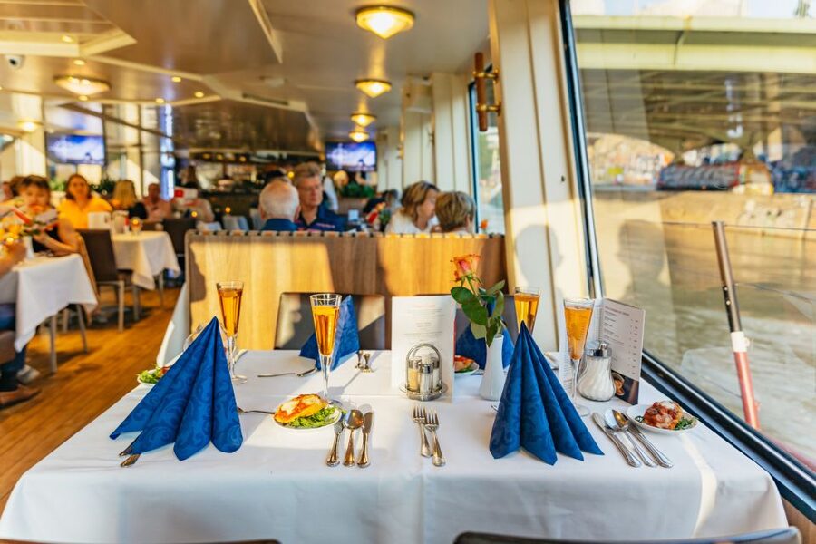 Vienna: 3-Course Evening Dinner Cruise - A three-course dinner with Vienna moving past the windows