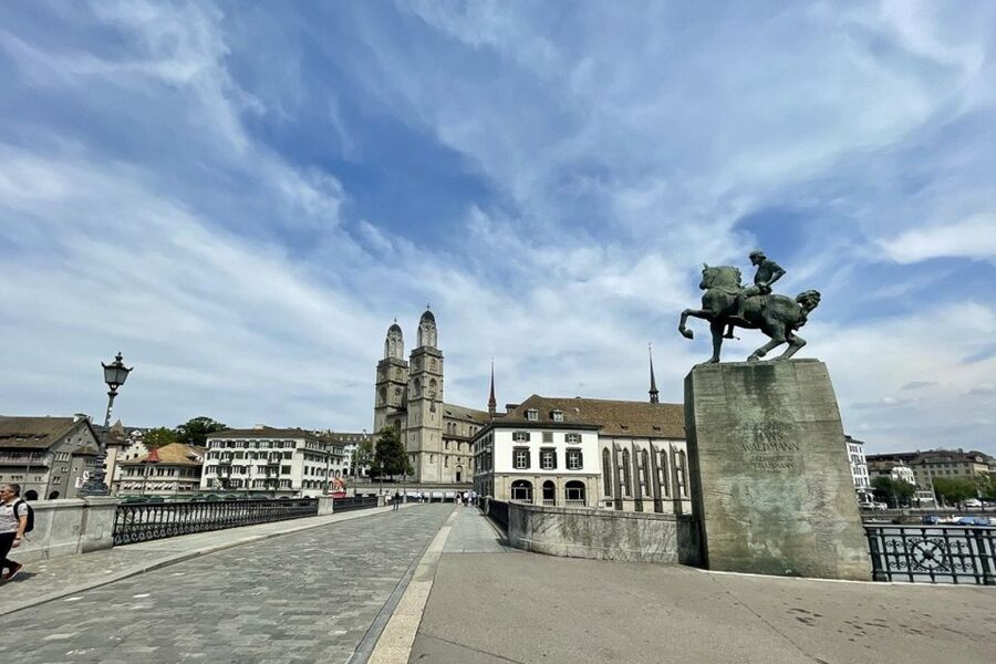 Zurich: City Tour, Cruise, and Lindt Home of Chocolate Visit - A 30-minute cruise on Lake Zurich